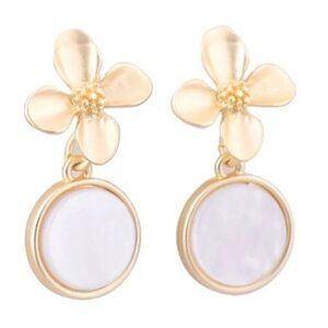 NWT Gold Flower & Shell Drop Earrings – Lightweight, Trendy Gift for Her